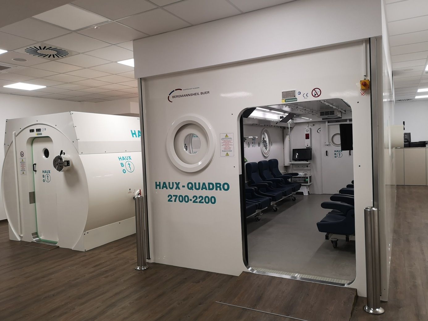 Behandlungsraum mit Druckkammer und geöffneter Kammertür, Zentrum der Hyperbaren Sauerstofftherapie Bergmannsheil Buer