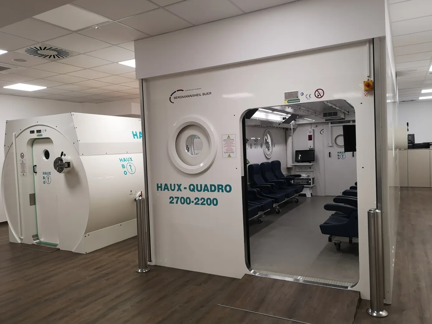 Behandlungsraum mit Druckkammer und geöffneter Kammertür, Zentrum der Hyperbaren Sauerstofftherapie Bergmannsheil Buer
