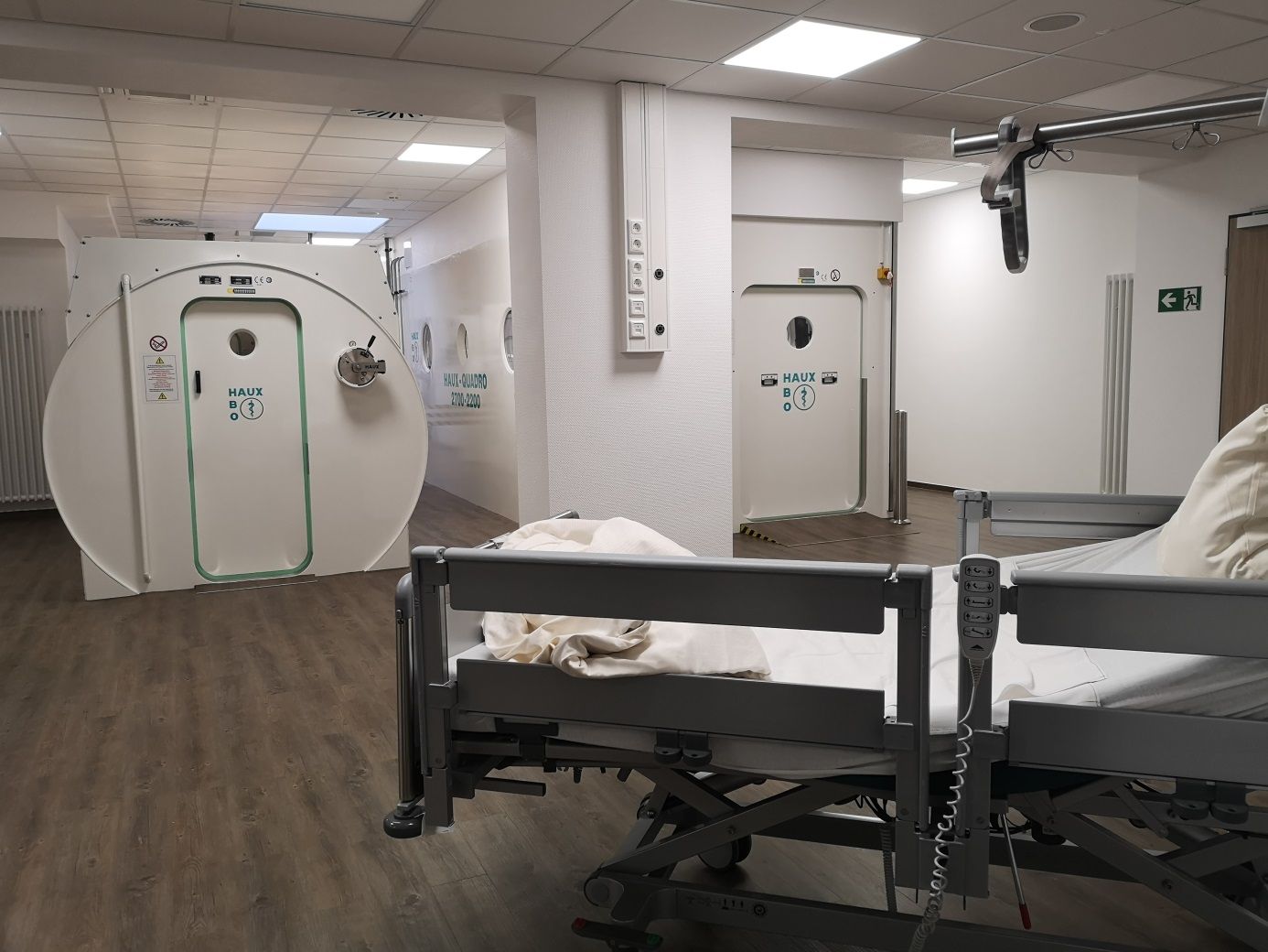 Druckkammer mit Patientenliege im Behandlungsraum, Zentrum der Hyperbaren Sauerstofftherapie Bergmannsheil Buer