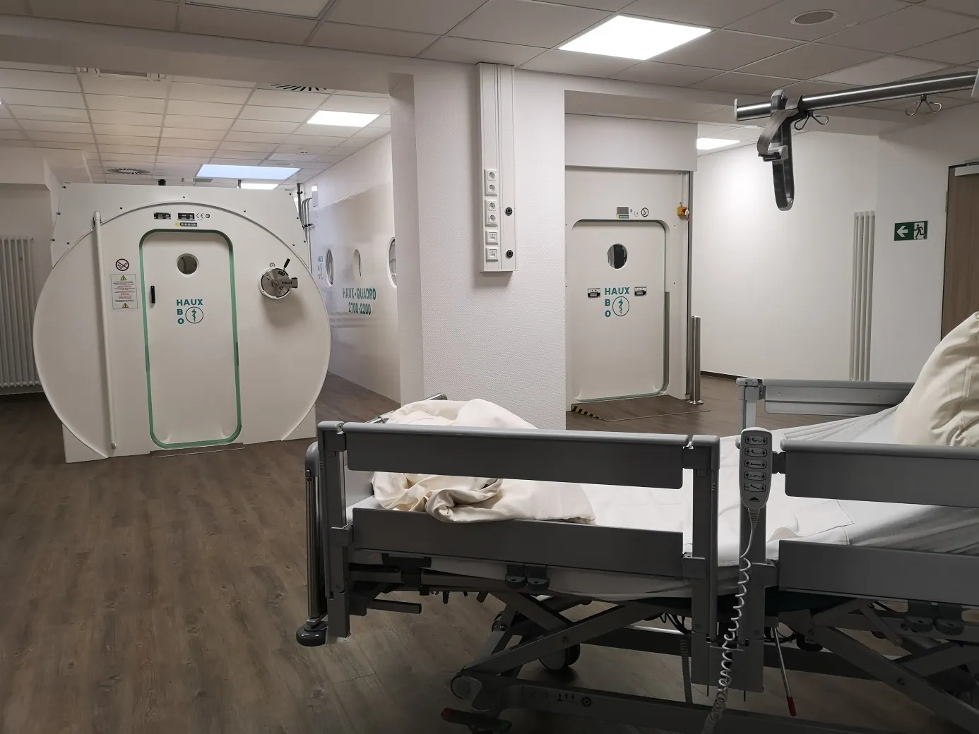 Druckkammer mit Patientenliege im Behandlungsraum, Zentrum der Hyperbaren Sauerstofftherapie Bergmannsheil Buer
