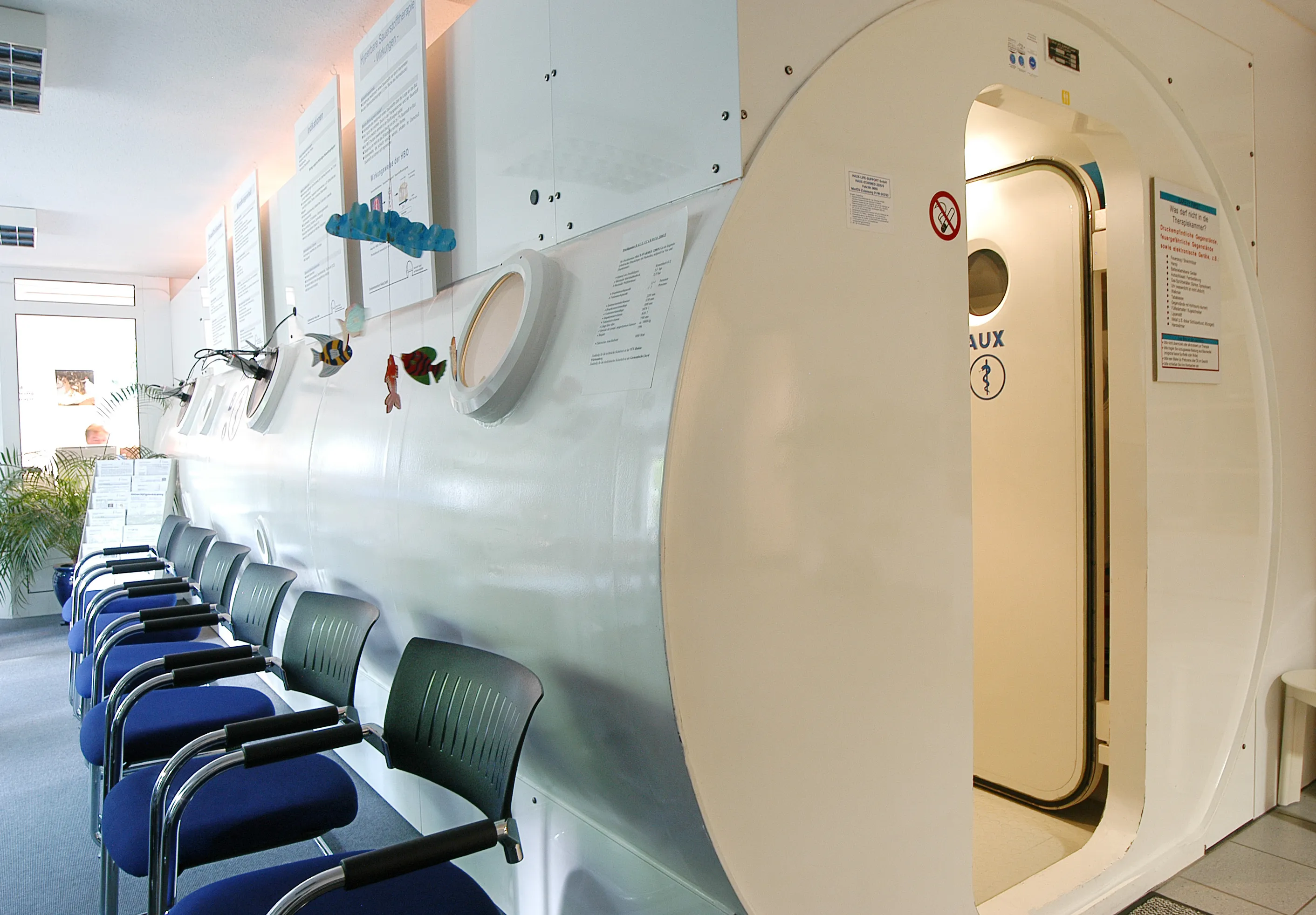 Mehrplatz-Druckkammer von außen mit geöffneter Tür und Behandlungssesseln, HBO2-Zentrum für Hyperbarmedizin Freiburg
