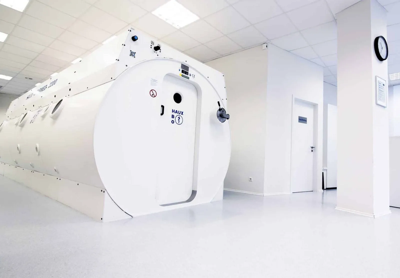 Mehrplatz-Druckkammer von außen in einem hellen Behandlungsraum, HBO2-Zentrum für Hyperbarmedizin Freiburg