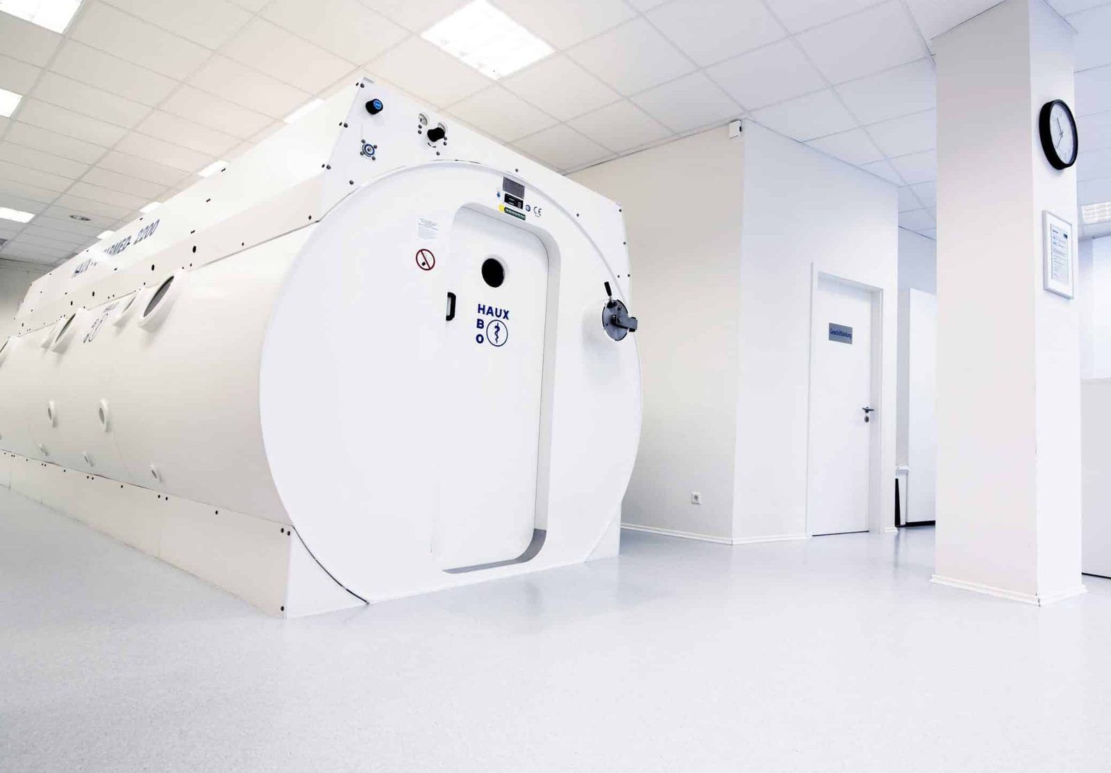 Mehrplatz-Druckkammer von außen in einem hellen Behandlungsraum, HBO2-Zentrum für Hyperbarmedizin Freiburg
