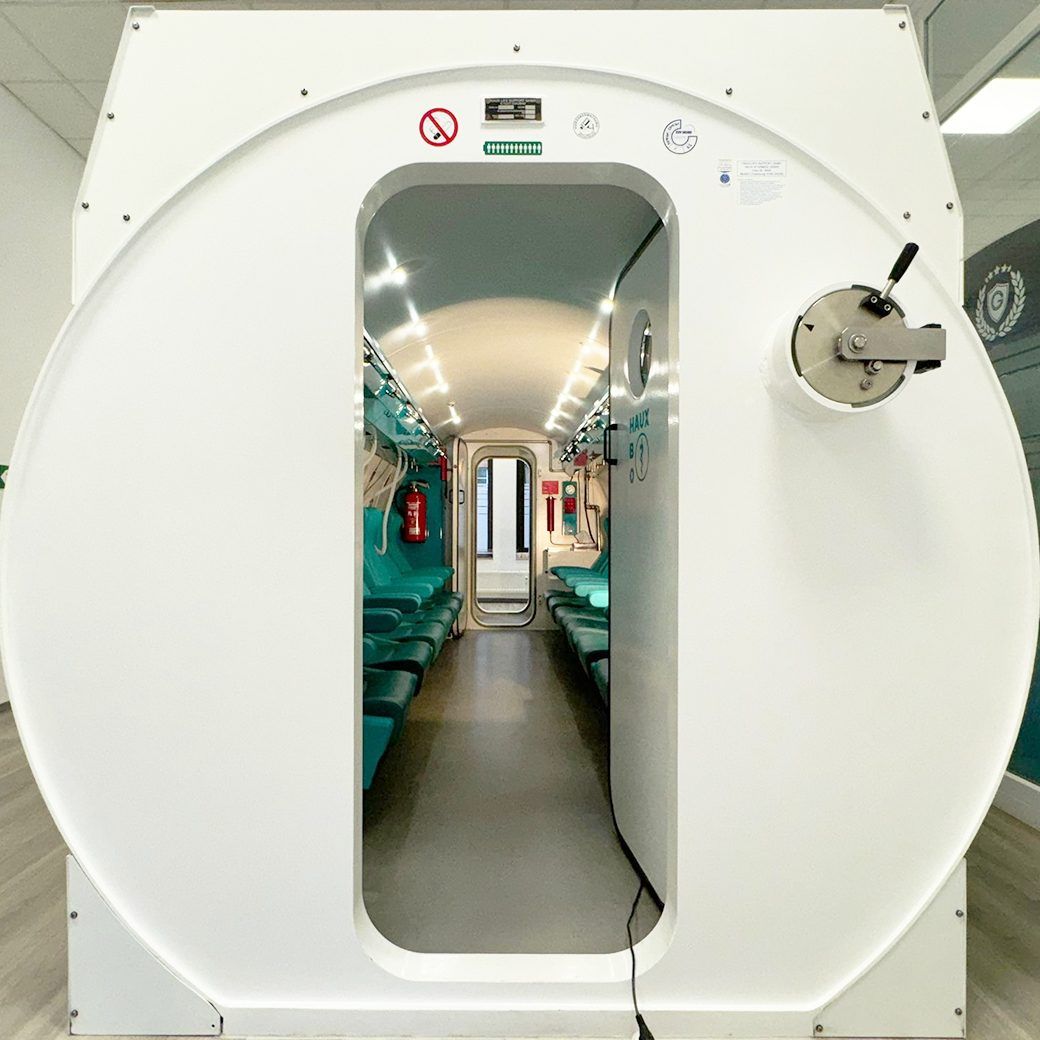 Blick durch die geöffnete Tür in die Mehrplatz-Druckkammer, Zentrum für Hyperbarmedizin Hamburg