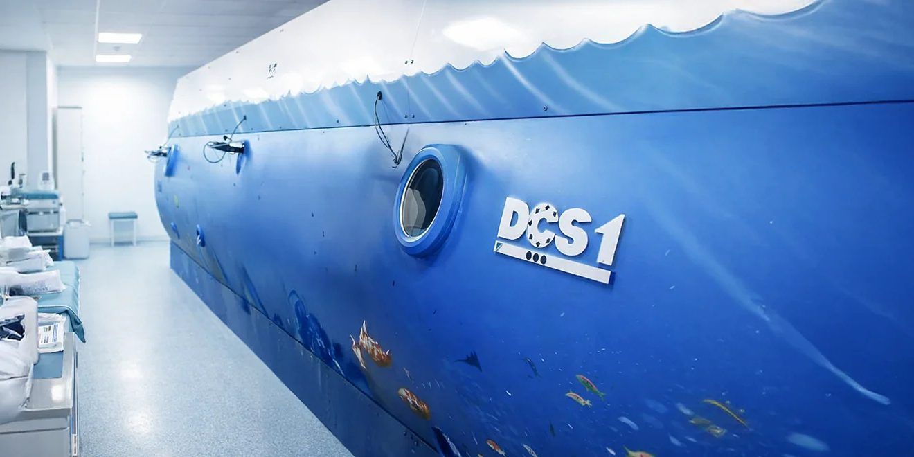 Blau gestaltete Druckkammer mit DCS1-Schriftzug im Behandlungsbereich, DCS1 – Druckkammer-Centrum Stuttgart am Klinikum Ludwigsburg