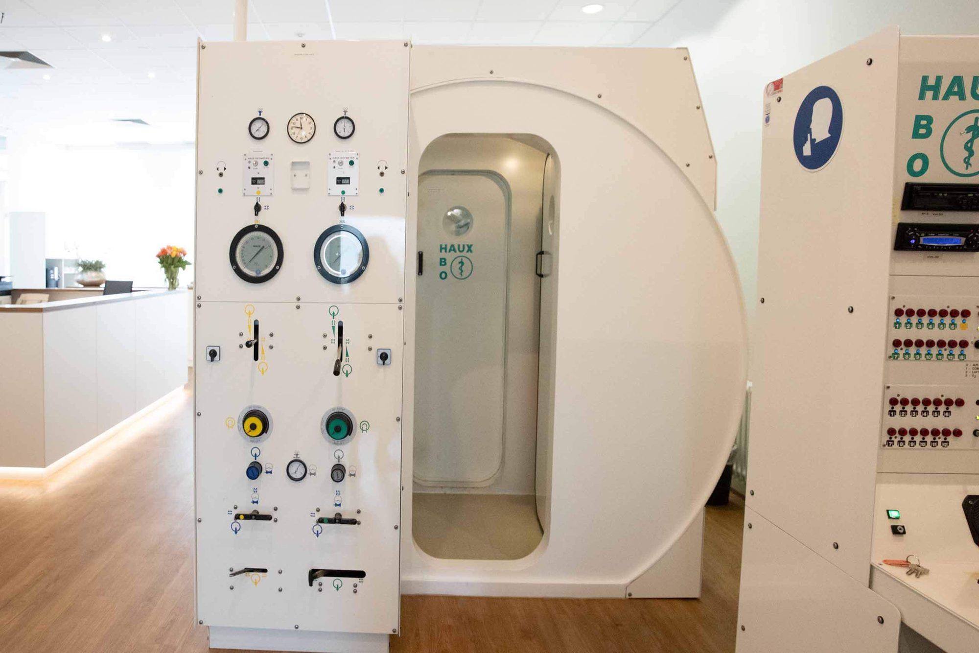 Eingang der Mehrplatz-Druckkammer mit Bedienfeld, Praxis für Hyperbarmedizin Münster