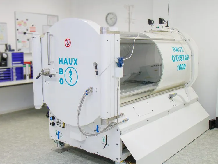 Einpersonen-Druckkammer (Monoplace) im Behandlungsraum, Zentrum für Tauch- und Hyperbarmedizin Ostbayern in Regensburg