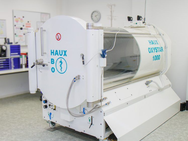 Einpersonen-Druckkammer (Monoplace) im Behandlungsraum, Zentrum für Tauch- und Hyperbarmedizin Ostbayern in Regensburg