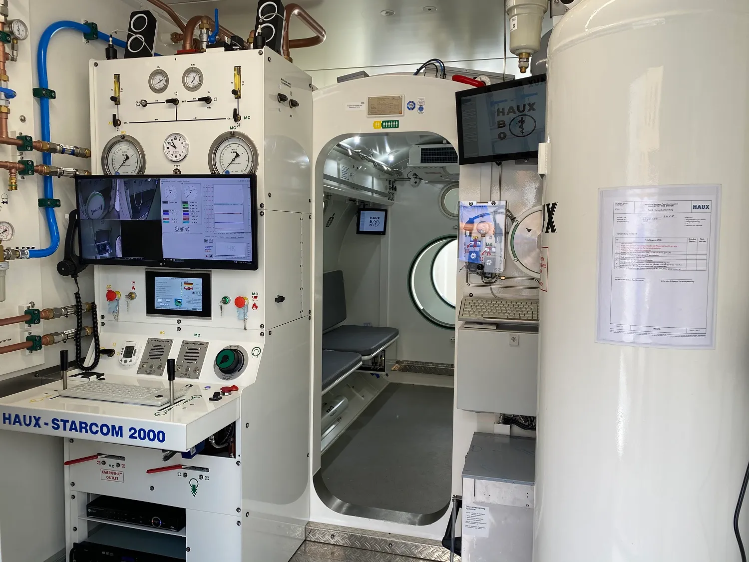 Leitstand und geöffnete Mehrplatz-Druckkammer, Zentrum für Tauch- und Hyperbarmedizin Ostbayern in Regensburg