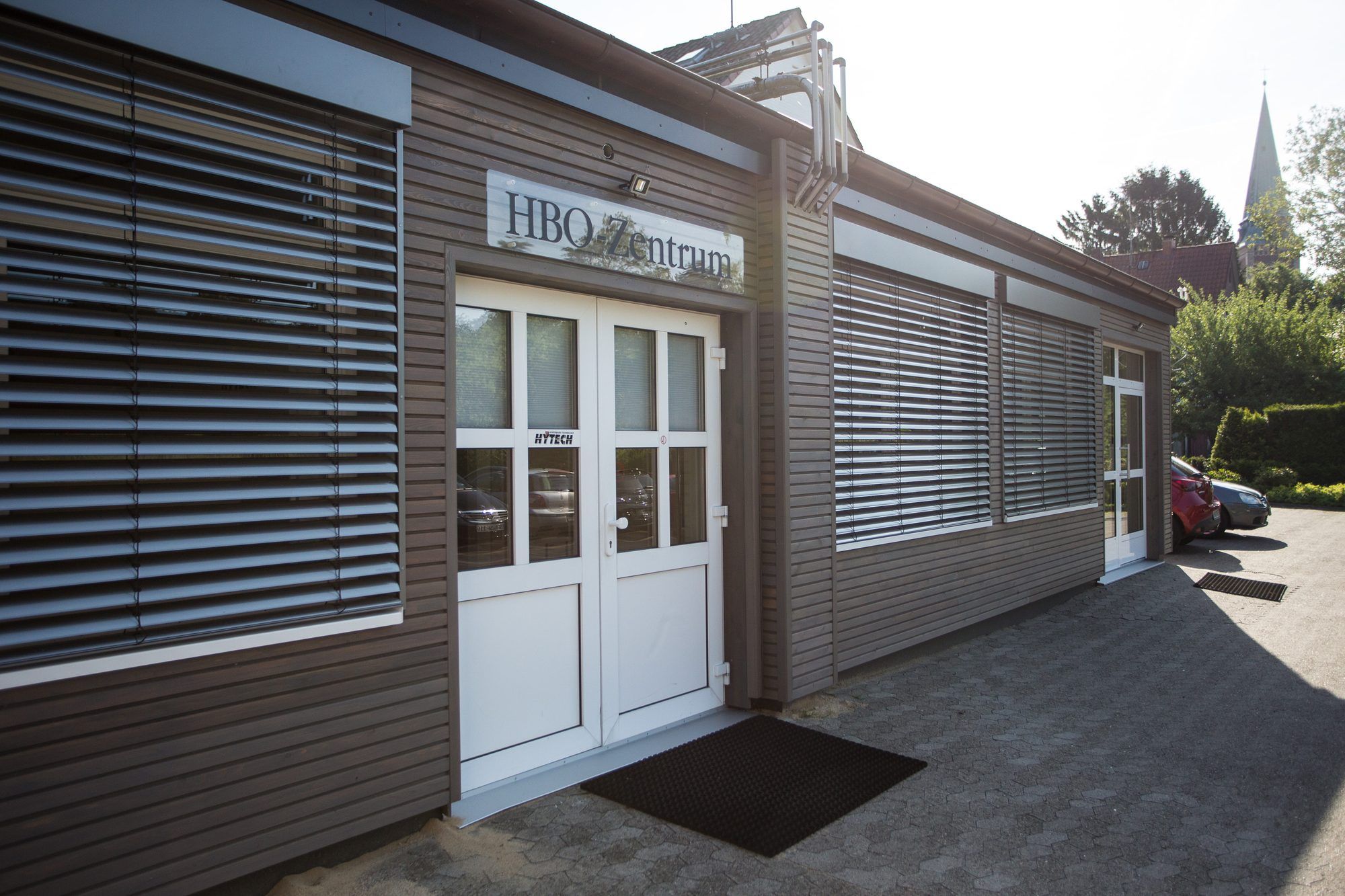 Gebäude mit Eingang und Schriftzug „HBO-Zentrum“, HBO-Druckkammerzentrum Soltau